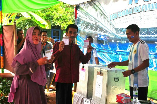 Calon Wakil Walikota Banjar Nana Suryana saat menyalurkan hak suaranya di TPS yang bernuansa piala dunia, (27/6/2018).