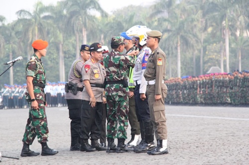 Panglima TNI dan Kapolri menyematkan tanda Operasi Ketupat 2018 secara simbolis