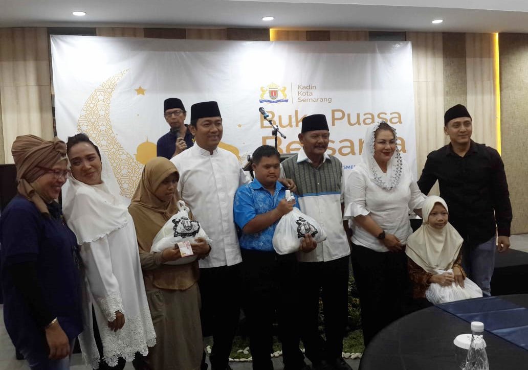 Walikota Semarang berfoto bersama dengan perwakilan difable seusai menerima bingkisan Lebaran di Aston Inn jalan Pandanaran, Kota Semarang, seusai buka puasa bersama Kadin Kota Semarang.