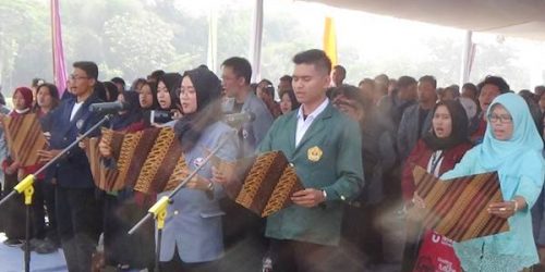 Perwakilan mahasiswa dan masyarakat membacakan Deklarasi Gebyar Edukasi 3R KKN Tematik Citarum Harum di Desa Cilampeni, Kabupaten Bandung.