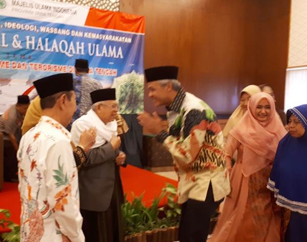 Gubernur Jateng Ganjar Pranowo bersalaman dengan Ketua Umum MUI KH Ma’ruf Amin usai membuka Halaqah