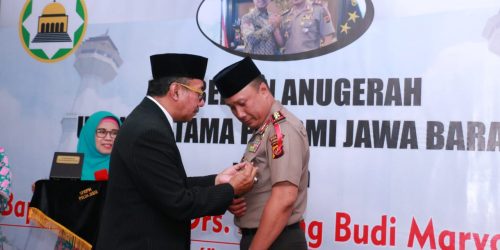Penyematan PIN oleh DMI kepada Kapolda Jabar Irjen Pol Drs Agung Budi Maryoto, M.Si., di acara pemberian Anugrah Uswah Utama 