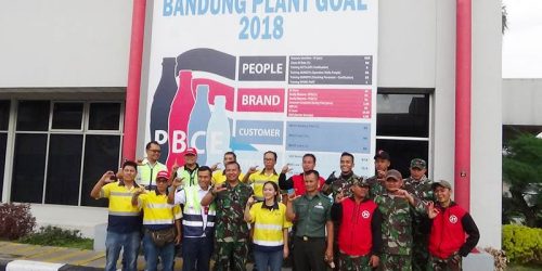 Foto bersama jajaran Sektor 21 Satgas Citarum dan staf manajemen PT Coca Cola Bottling Indonesia (Sumedang Plant)
