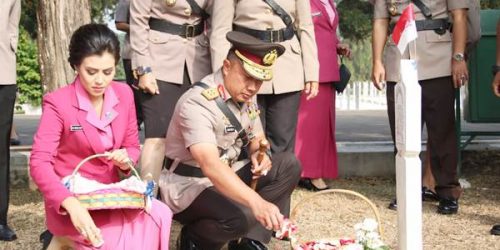 Kapolda Jabar Irjen Pol Drs Agung Budi Maryoto, M.Si., dan Ibu Asuh Polwan Polda Jabar beserta jajaran melaksanakan Upacara Ziarah memperingati HUT ke 70 Polwan di Taman Makam Pahlawan Cikutra, Kota Bandung.