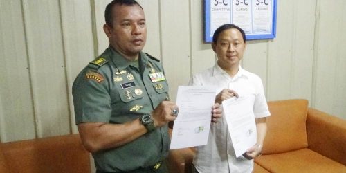 Direktur PT Sinar Pangjaya Mulia menyerahkan surat komitmennya untuk mendukung program Citarum Harum kepada Dansektor 21 Kolonel Inf Yusep Sudrajat