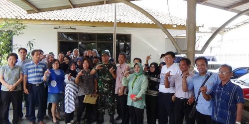 Sejumlah pimpinan perusahaan di Kawasan Kahatex Group Solokan Jeruk, berfoto bersama Dansektor 21 Satgas Citarum Kolonel Inf Yusep Sudrajat, seusai acara sosialisasi, Rabu (10/10/2018).