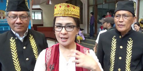 Ketua Umum DPP KKK, Angelica Tengker saat wawancaranya dengan wartawan di acara pelantikan pengurus DPW KKK Jawa Barat, di Bandung, Selasa (20/11/2018).