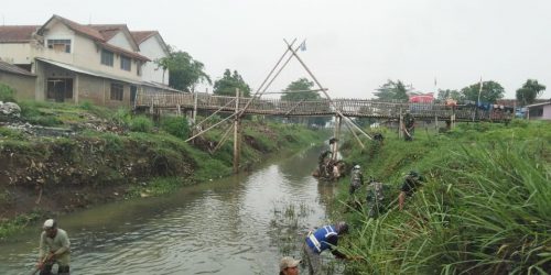 Warga bersama Satgas Citarum Sektor 21 Subsektor 01 Rancaekek membersihkan Sungai Citarik di wilayah Desa Haurpugur