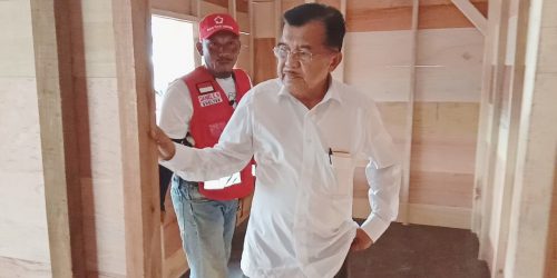 Wapres RI Jusuf Kalla meninjau prototipe hunian sementara (Huntara) bagi warga terdampak bencana gempa dan tsunami di Sulawesi Tengah 