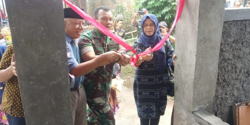 Dansektor 21 Satgas Citarum Kolonel Inf Yusep Sudrajat meresmikan dan menyerahkan yempat pembuangan sampah di Desa Langonsari, Kecamatan Pameungpeuk, Kabupaten Bandung, Sabtu (22/12/2018).