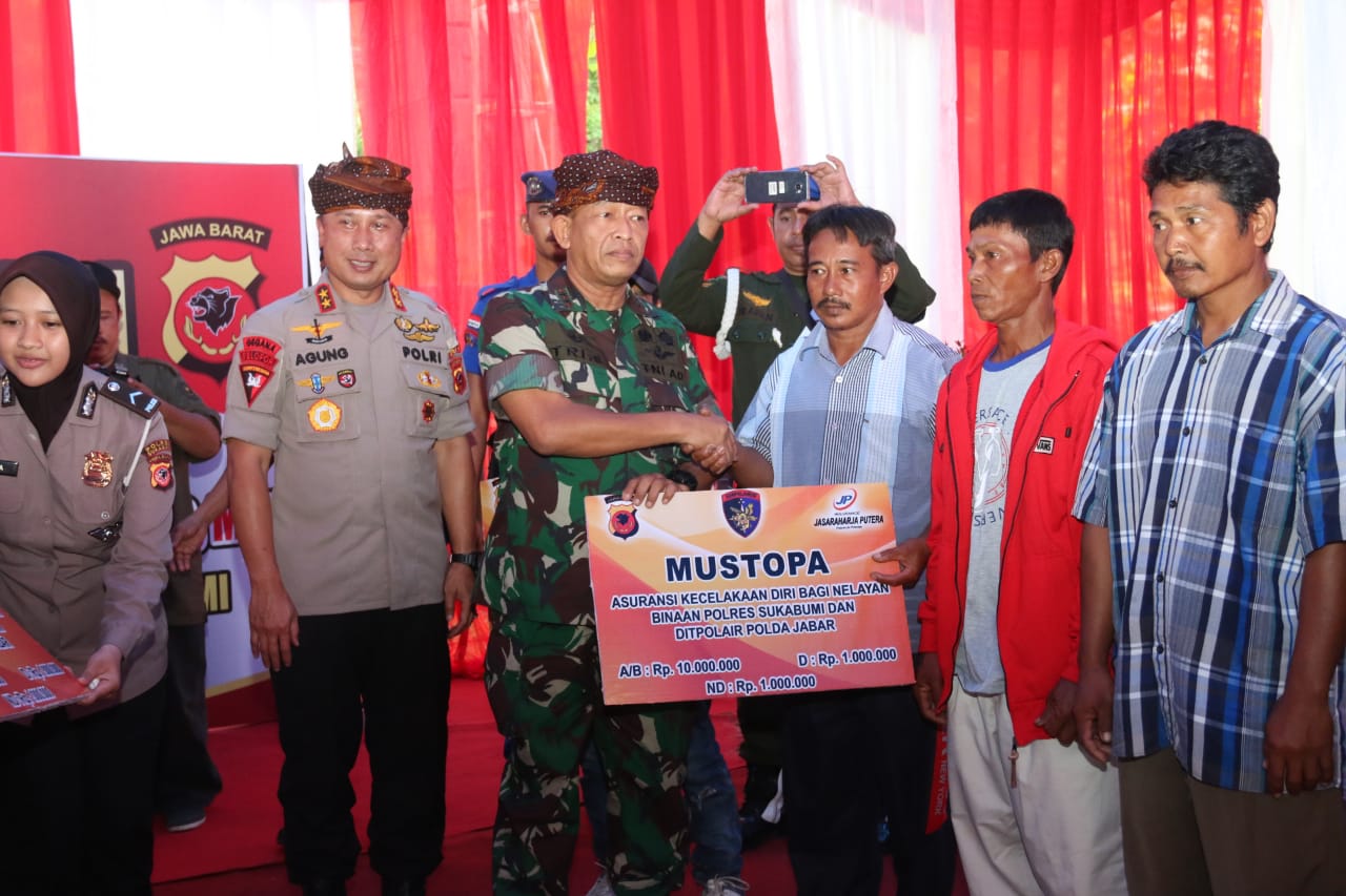 Pangdam III/Siliwangi Mayjen TNI Tri Soewandono menyerahkan secara simbolis polis asuransi nelayan di Kabupaten Sukabumi, Sabtu (16/2/2019).