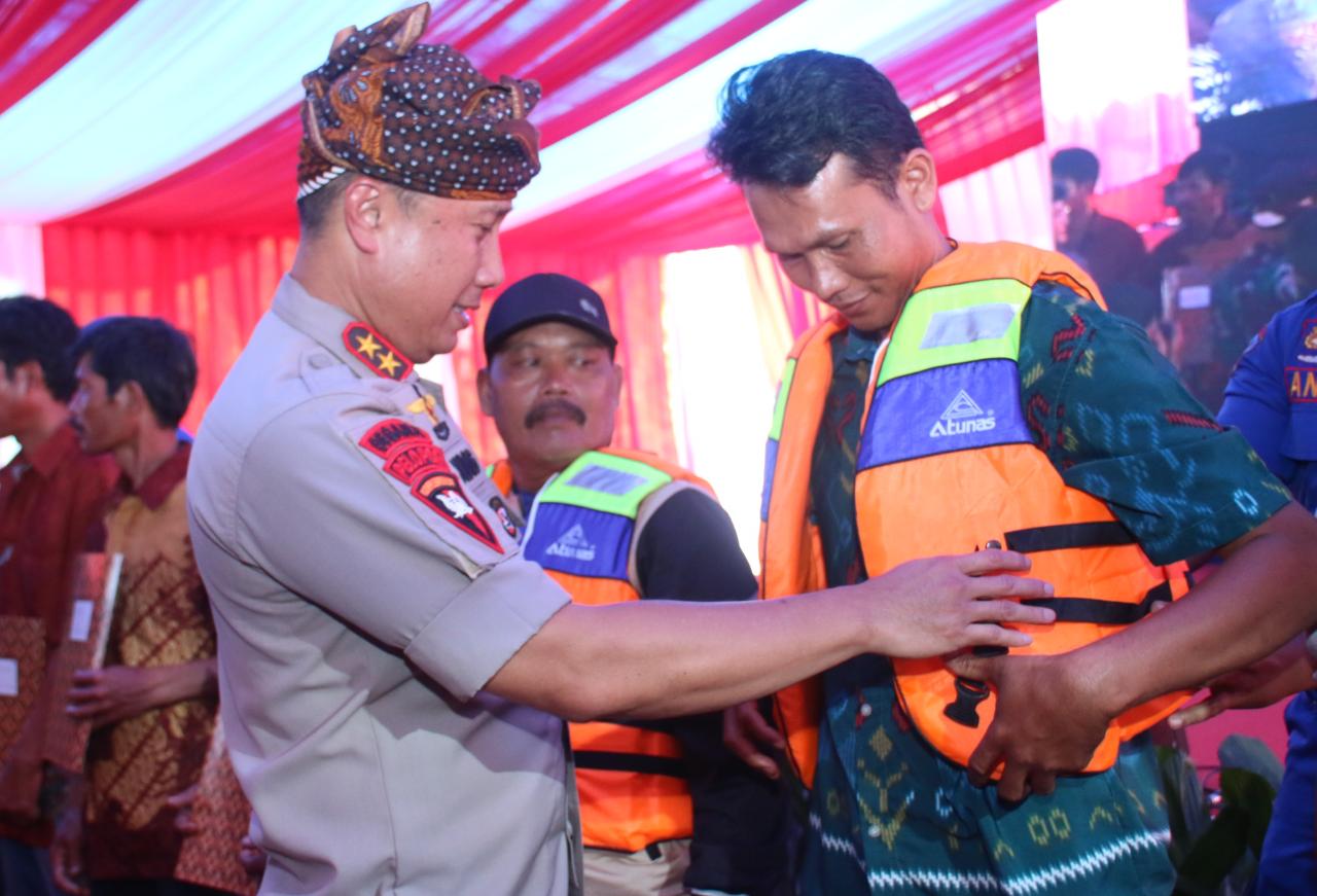 Kapolda Jabar Irjen Pol Agung Budi Maryoto menyematkan secara simbolis bantuan sebanyak 200 life jacket kepada nelayan di Kabupaten Sukabumi, Sabtu (16/2/2019).