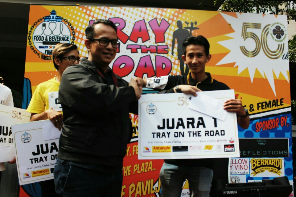 GM Hotel De Paviljoen Bandung, Aditya, selaku Ketua pelaksana Tray on The Road rangkaian HUT ke-50 BPD PHRI Jabar, menyerahkan hadiah kepada pemenang pertama kategori putra, David Setiawan dari el Royal, Minggu (10/2/2019).