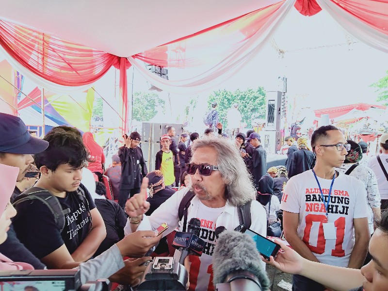 Aat Suratin saat diwawancara oleh wartawan di kegiatan Jokfest Pesta Rakyat