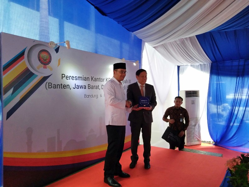 Penyerahan cinderamata dari Ketua KPPU RI, Kurnia Toha, kepada Gubernur Jawa Barat, Ridwan Kamil, disela peresmian Kanwil III KPPU di Jalan PH.H Mustofa, Kota Bandung, Selasa (14/5/2019).