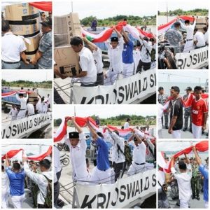 Gotong royong mengangkut bendera 10 Km ke KRI OWA 354, antara peserta yang terlibat dan prajurit TNI AL disaksikan oleh Danlanal Nunukan