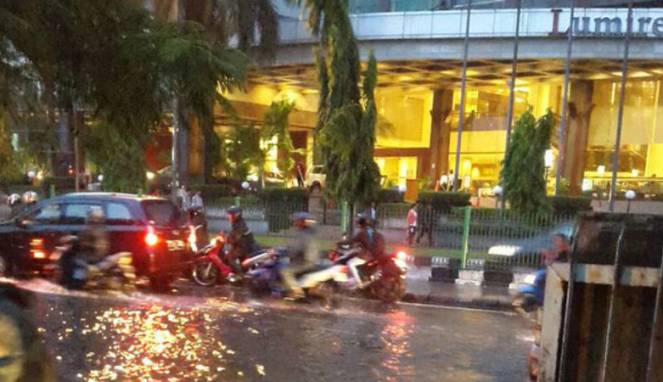 Hujan Deras Sejumlah Jalan di Jakarta Tergenang