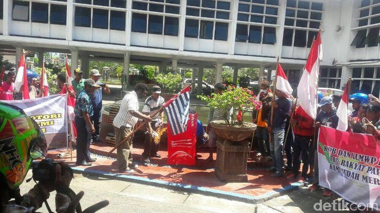 Ratusan Warga Papua Bakar Bendera Bintang Kejora