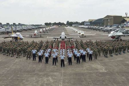 foto bersama Kasau Dengan Latar Pesawat pada HUT TNI AU ke 71