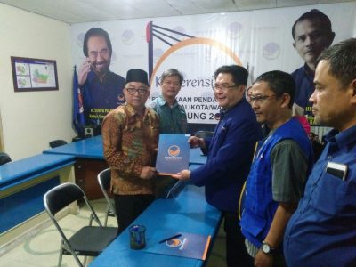 Priana Wirasaputra saat mengambil formulir pendaftaran bakal calon walikota Bandung di kantor DPD Partai Nasdem Kota Bandung - Jumat 4 Agustus 2017