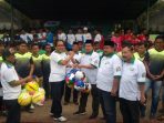Penyerahan bola sebagai tanda dimulainya Liga Santri Nusantara 2017 Regional 2 Jabar