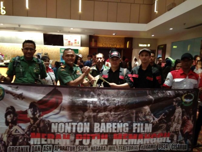 Nonton bareng (nobar) film Merah Putih Memanggil bersama LSM PMPR Indonesia dan jajaran Kodim 0609