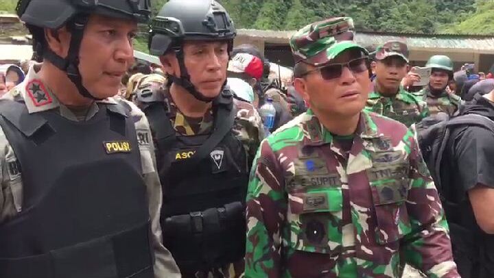 Pangdam XVII/Cendrawasih Mayjen TNI George E Supit (kanan) dan Kapolda Papua Irjen Pol. Boy Rafli Amar dilokasi evakuasi para sandera di Mimika, Jumat (17/11/2017)