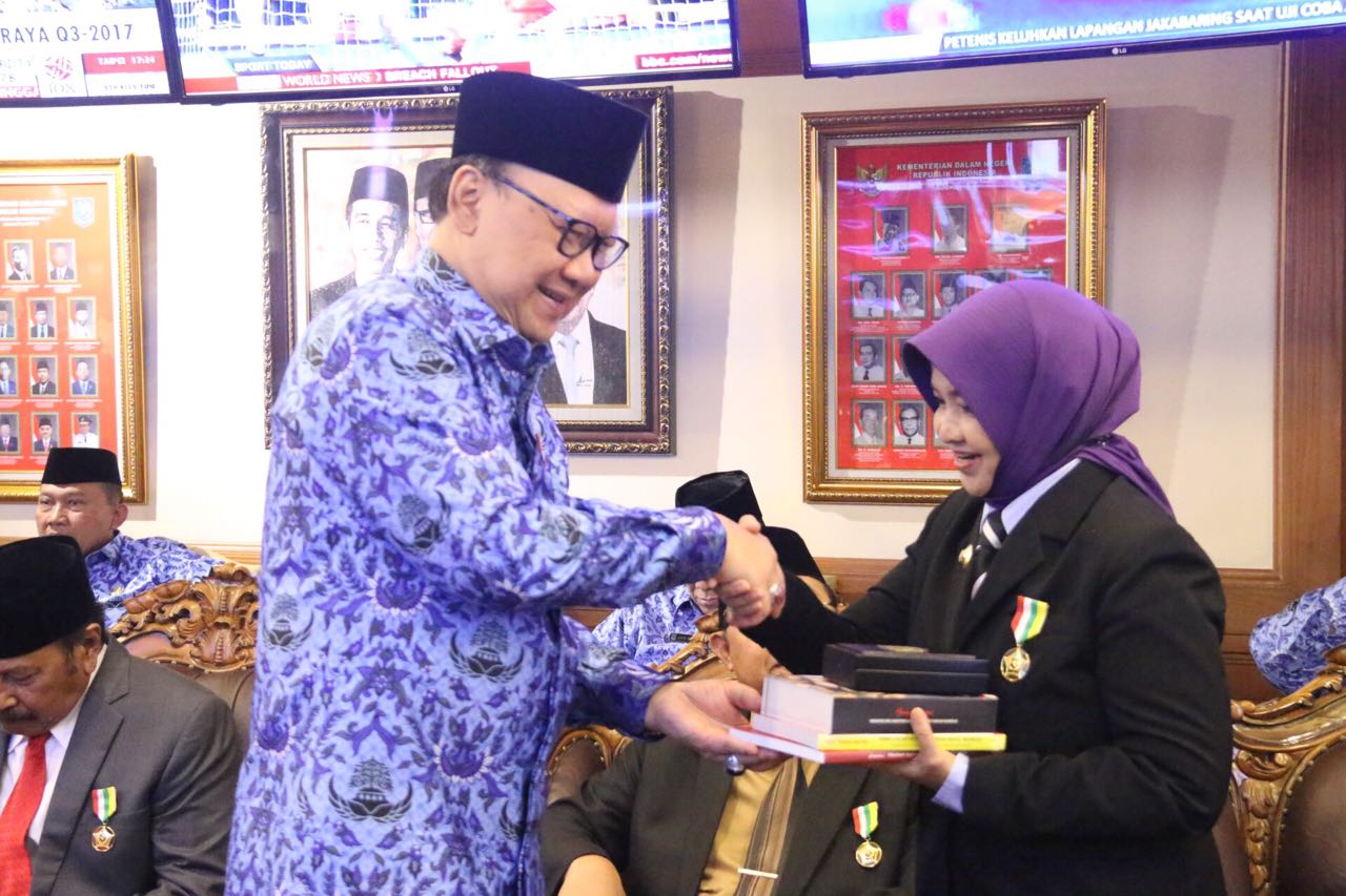 Walikota Banjar menerima Penghargaan Satya Lencana Karya Bakti Praja Nugraha dan Parasamya Purnakarya Nugraha dari Menteri Dalam Negeri RI Tjahyo Kumolo