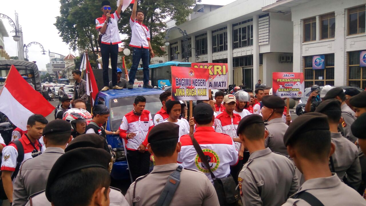 Aksi damai yang dilaksanakan oleh LSM PMPRI di Jalan Asia Afrika, Kota Bandung, untuk menyuarakan semangat NKRI serta persatuan dan kesatuan bangsa, Senin (11/12/2017). 