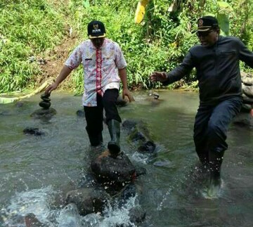Tumpukan-tumpukan batu di aliran Sungai Cibojong dibongkar oleh Muspika Cidahu Kabupaten Sukabumi