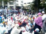 Ratusan jamaah travel umrah PT SBL saat melaksanakan aksi unjuk rasa damai di depan Gedung DPRD Provinsi Jawa Barat, (6/2/2018).