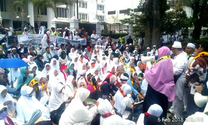 Ratusan jamaah travel umrah PT SBL saat melaksanakan aksi unjuk rasa damai di depan Gedung DPRD Provinsi Jawa Barat, (6/2/2018).