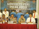 Konferensi Pers Polda Jabar terkait kasus Suap kepada komisioner KPUD dan Ketua Panwaslu Kabupaten Garut