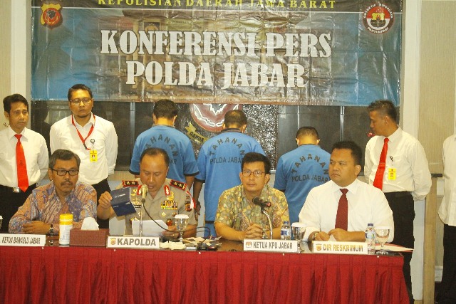 Konferensi Pers Polda Jabar terkait kasus Suap kepada komisioner KPUD dan Ketua Panwaslu Kabupaten Garut