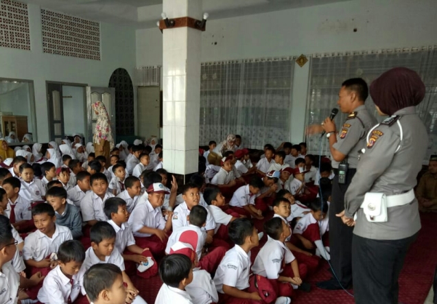 Anggota Polres Banjar Kunjungi Internal Sekolah