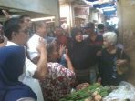 Cagub Jabar nomor urut 4, Deddy Mizwar, saat mengunjungi sebuah pasar kala berkampanye di Kota Banjar