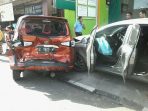 Diduga Pengemudi Ngantuk, Sebuah Mobil Sedan Menabrak Mobil Parkir di Kota Banjar