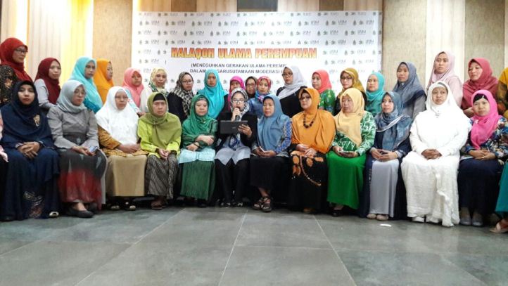 Nyai Kamila Hamidah, pengasuh Pondok Pesantren Maslakul Huda Al Kautsar Kajen Pati membacakan hasil Halaqoh Ulama Perempuan