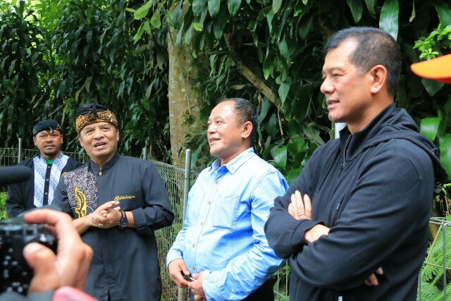 Pangdam Siliwangi Mayjen TNI Besar Harto Karyawan (tengah) bersama Sesjen Wantannas Mayjen TNI Doni Monardo (kanan) dan Bupati Kabupaten Bandung (kiri) saat meninjau Situ Cisanti