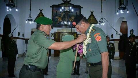 Pengalungan bunga oleh Pangdam Siliwangi Mayjen TNI Besar Harto Karyawan kepada Mayjen TNI Doni Monardo pada acara Paturay Tineung di Makodam Siliwangi