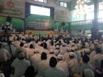 Ribuan umat muslim yang menjadi murid thariqah Qadiriyyah wa Naqsabandiyyah menghadiri tawajjuhan akbar yang digelar di Ponpes Futuhiyyah, Mranggen