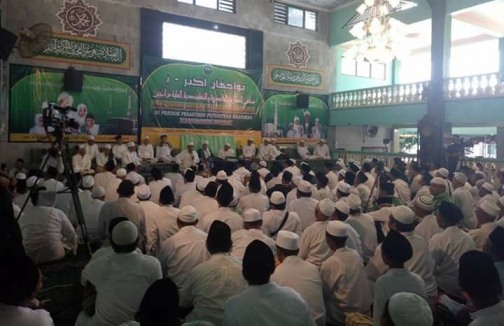 Ribuan umat muslim yang menjadi murid thariqah Qadiriyyah wa Naqsabandiyyah menghadiri tawajjuhan akbar yang digelar di Ponpes Futuhiyyah, Mranggen