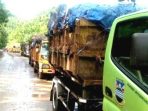 Antrian panjang truk pengangkut sampah menuju TPA Sarimukti