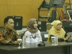 Kunjungan Netty Prasetiyani bersama sejumlah aktivis, fungsionaris parpol, dan profesional perempuan ke KPU Jabar di Jl. Garut No. 11 Bandung, Senin (5/3).