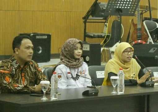Kunjungan Netty Prasetiyani bersama sejumlah aktivis, fungsionaris parpol, dan profesional perempuan ke KPU Jabar di Jl. Garut No. 11 Bandung, Senin (5/3).