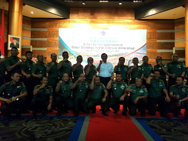 Menko Maritim Jendral TNI (Purn) Luhut Panjaitan berfoto bersama para Komandan Sektor Satgas Citarum Harum