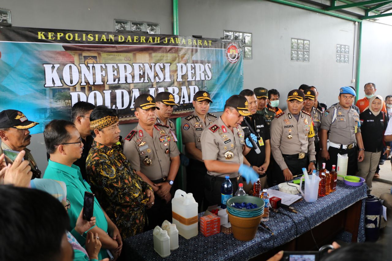 Polda Jabar saat menggelar konferensi pers terkait miras oplosan yang memakan banyak korban di Cicalengka Kabupaten Bandung