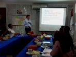 Direktur Program Internasional Nedherland Interprice Agency (NEA), Dennis van Peppen memaparkan materi tentang air di Markas PMI Kota Semarang, Jalan Mgr Sugiyopranoto No 35 Kota Semarang, (17/04/2018)