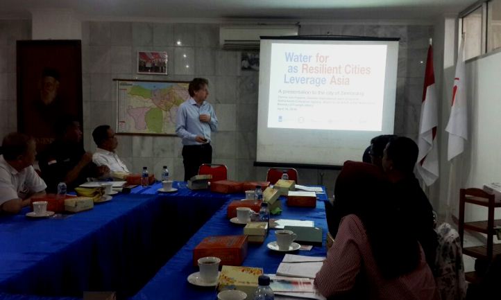 Direktur Program Internasional Nedherland Interprice Agency (NEA), Dennis van Peppen memaparkan materi tentang air di Markas PMI Kota Semarang, Jalan Mgr Sugiyopranoto No 35 Kota Semarang, (17/04/2018)