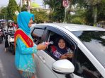 Peringati Hari Kartini, Polres Banjar Bagikan Coklat Kepada Warga